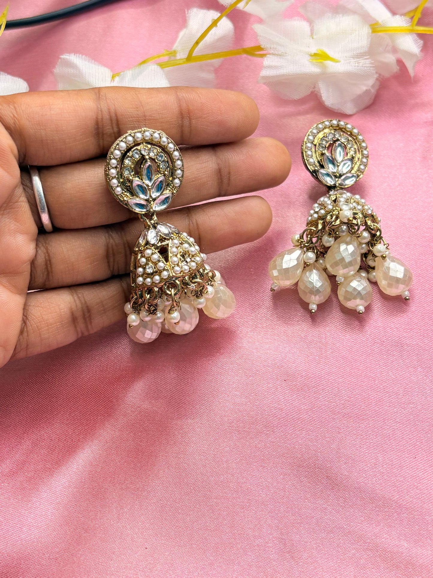 Pearls earrings pair