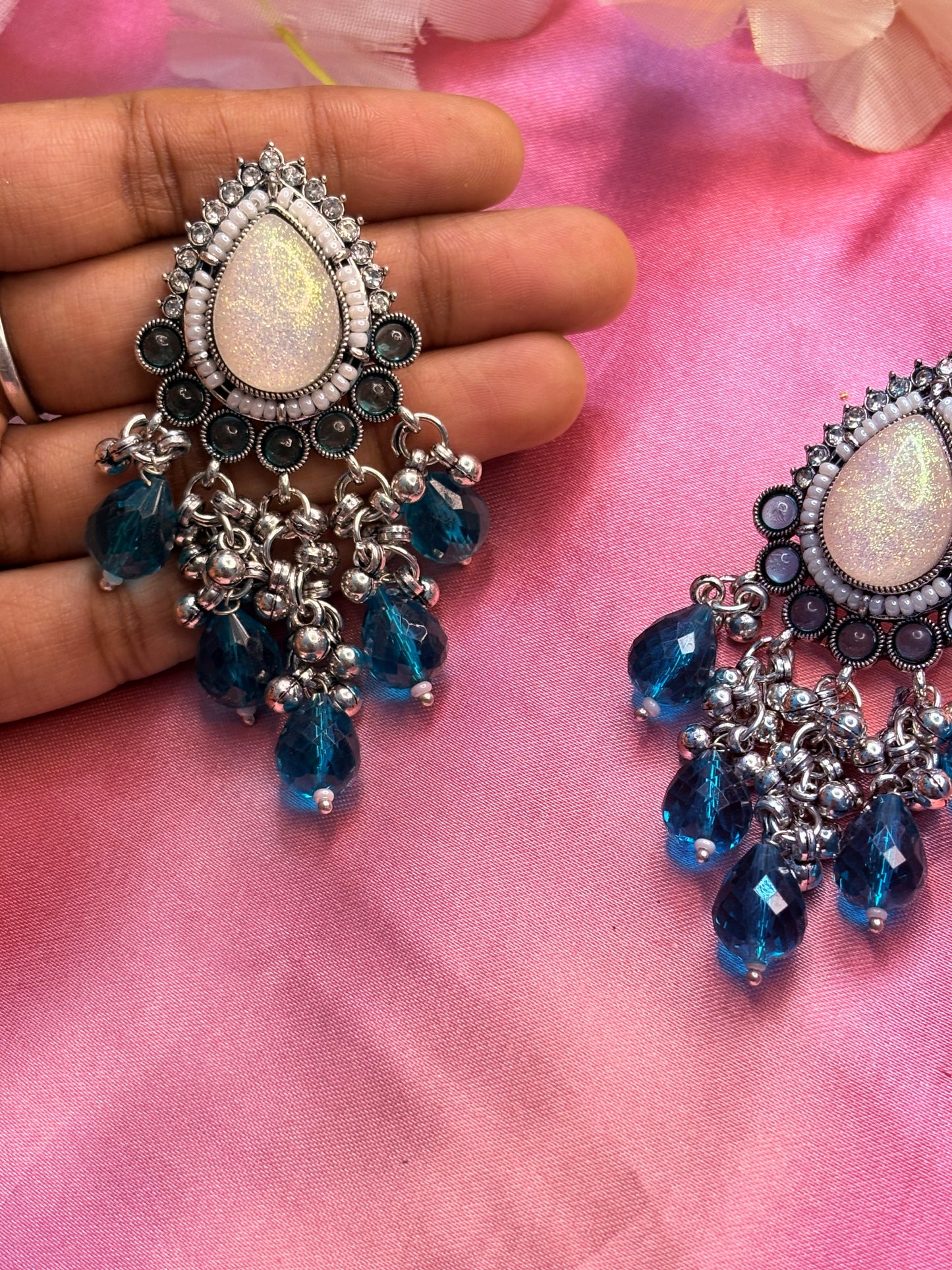 Shiny pendant with blue Beards earrings