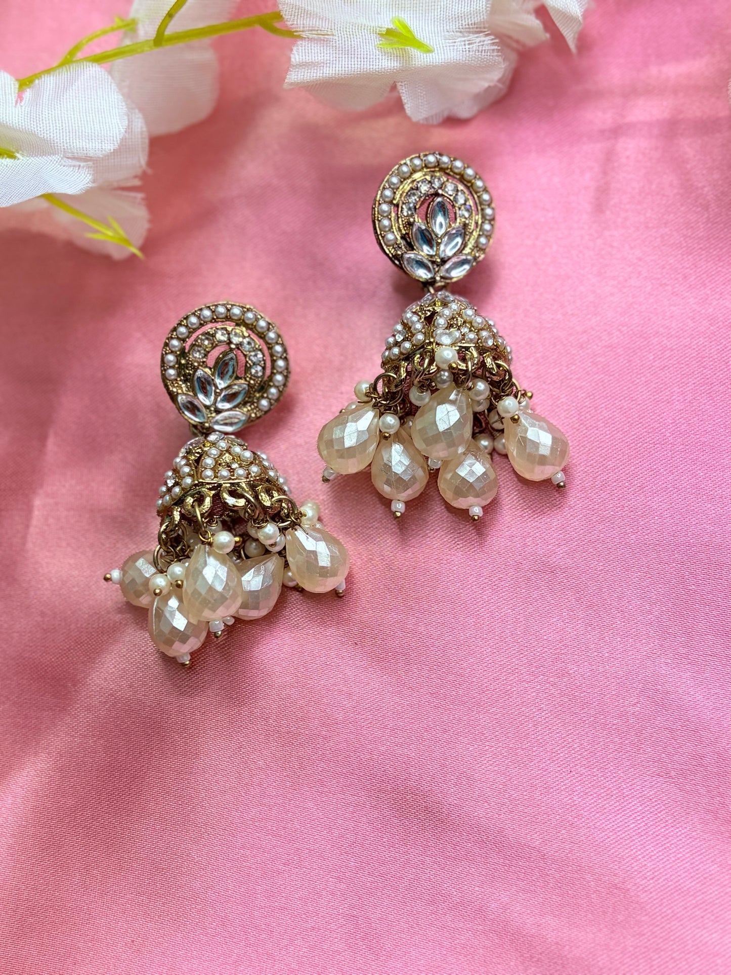 Pearls earrings pair