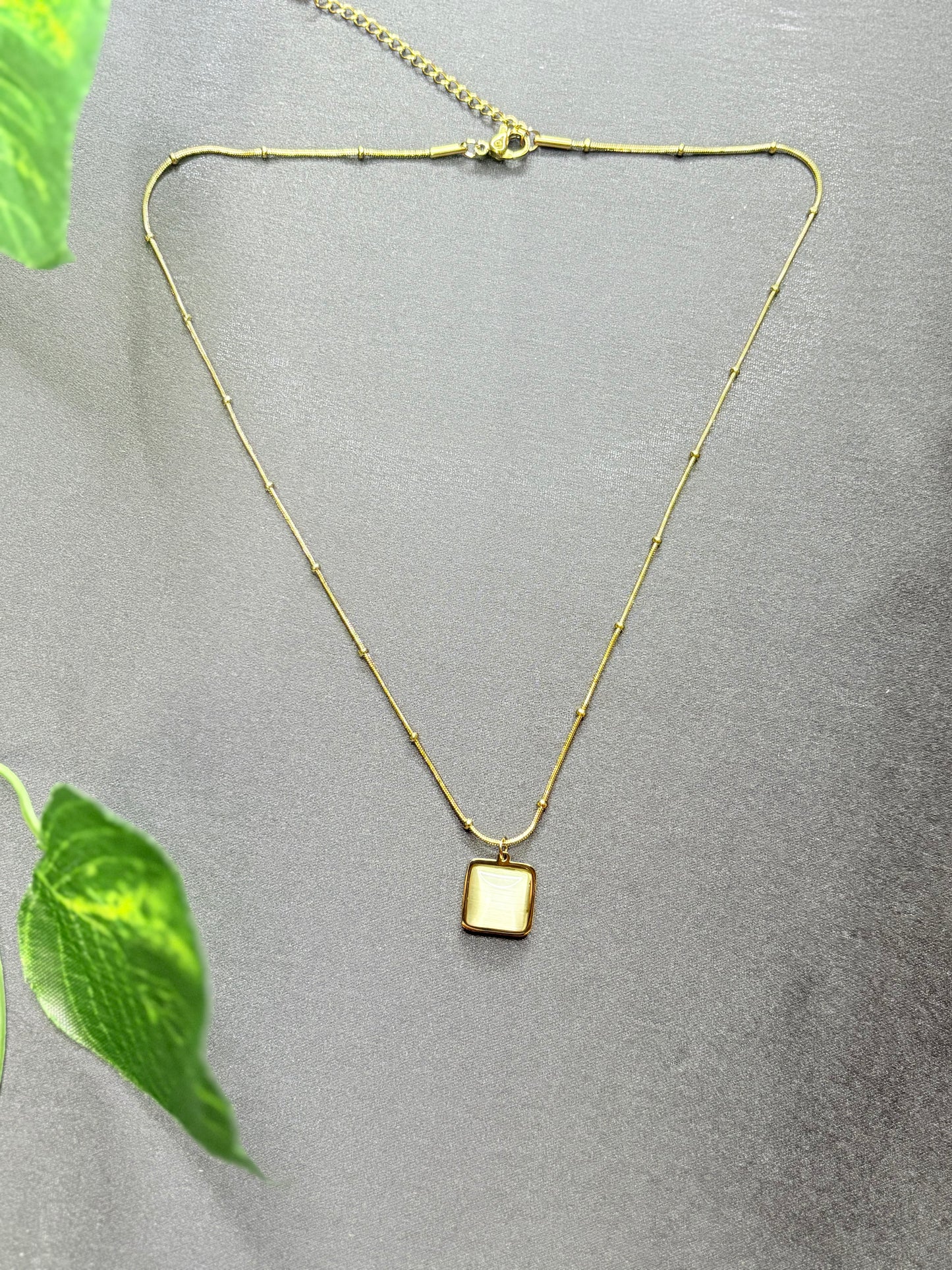 Simple pendant Necklace
