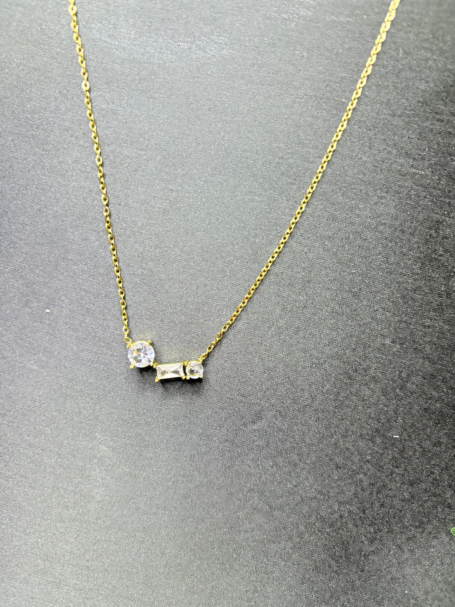 White single pendant Necklace