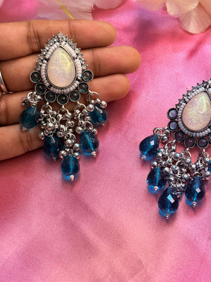 Shiny pendant with blue Beards earrings