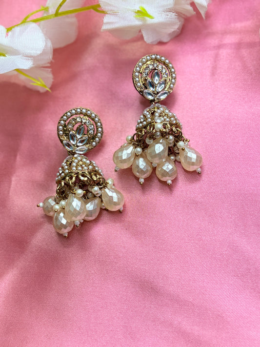 Pearls earrings pair