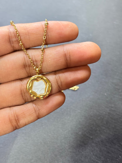 White Beauty Necklace